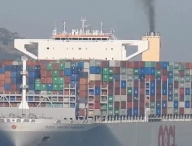 Άλλος ένας γίγαντας των θαλασσών στο λιμάνι του Πειραιά – Δείτε την αναχώρησή του (βίντεο)